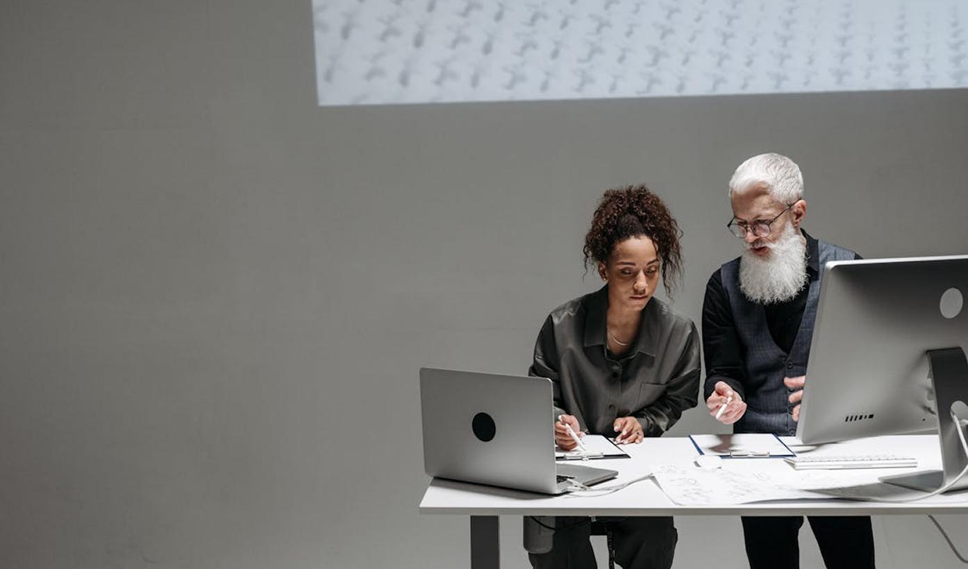 Dos personas trabajando en un escritorio