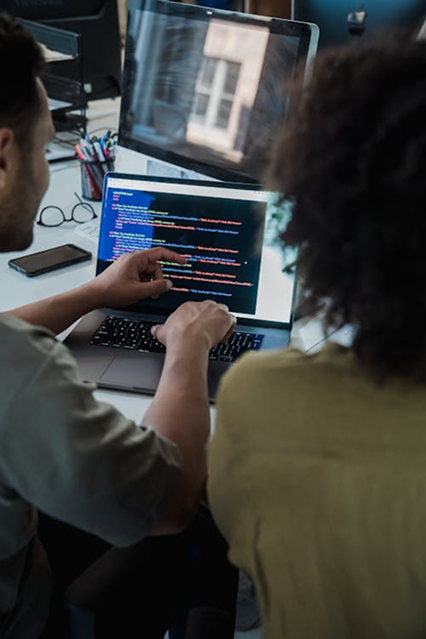 Personas trabajando en programación