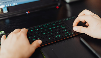 Manos escribiendo en teclado